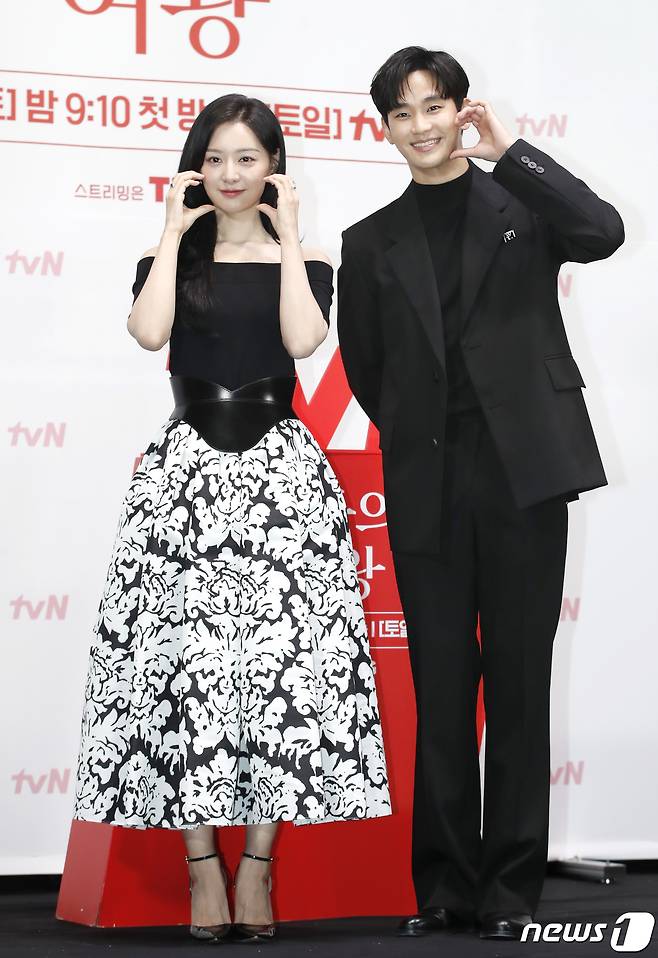 배우 김지원과 김수현(오른쪽)이 7일 서울 구로구 라마다 신도림 호텔에서 진행된 tvN 새 토일드라마 '눈물의 여왕'(극본 박지은/연출 장영우, 김희원) 제작발표회에서 포즈를 취하고 있다.  ⓒ News1 권현진 기자