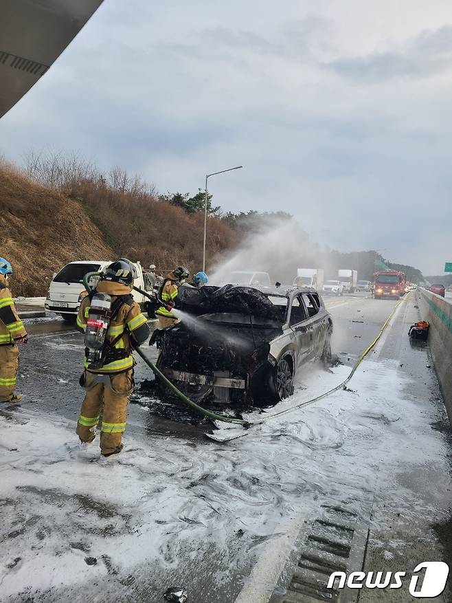 화재를 진압하고 있는 소방대원.(독자 제공)