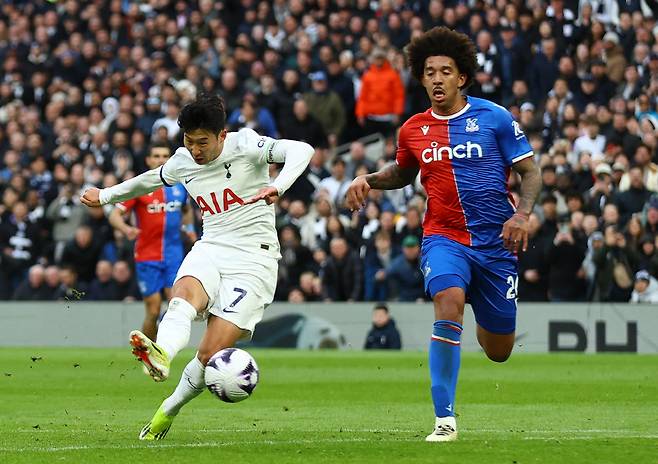 손흥민과 토트넘의 재계약 협상이 더욱 진전되고 있는 모습이다. 과거 해리 케인이 받았던 규모를 뛰어넘는 토트넘 역대 최대 규모의 계약이 될 수 있다. 스페인의 피차헤스는 손흥민의 재계약에 대해 손흥민이 지난 수년간 토트넘에 보인 충성심과 곧 달성할 EPL 300경기 출전 기록 등 토트넘에 대한 그의 헌신을 고려하면, 당연하며 팀에도 좋은 소식이라고 주장했다. 로이터연합뉴스