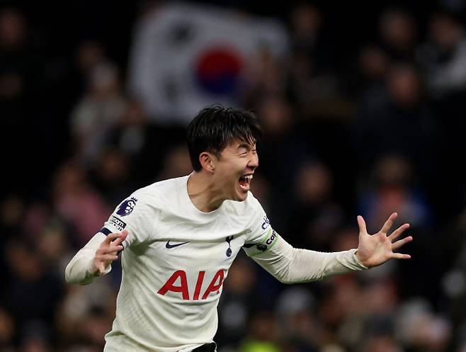 토트넘은 손흥민과의 재계약 협상 속도를 높일 계획이다. 손흥민도 엔제 포스테코글루 감독 체제에 대해 굉장히 만족하고 있어, 토트넘과의 재계약을 원하고 있는 것으로 알려졌다. 손흥민이 토트넘과 재계약을 체결하는 순간, 사우디아라비아 이적설은 종결될 것으로 전망된다. 사진=로이터연합뉴스