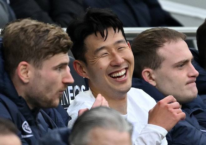 토트넘은 손흥민과의 재계약 협상 속도를 높일 계획이다. 손흥민이 토트넘과의 재계약을 체결하는 이유는 엔제 포스테코글루 감독 때문이라는 현지 보도가 계속해서 나오고 있다. 포스테코글루 감독은 손흥민에게 주장을 맡겼고, 이번 시즌 손흥민의 부활을 이끈 핵심 인물이다 사진=AFP연합뉴스