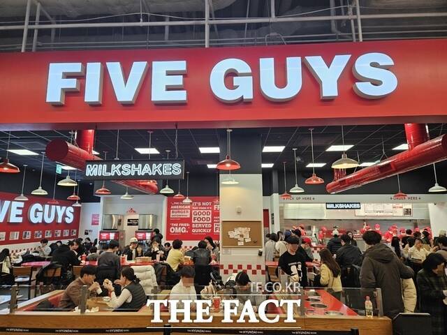 지난 5일 서울 여의도 더현대 서울 지하 1층 '파이브가이즈' 2호점을 방문하기 위해 고객들이 줄을 서서 대기하고 있다. /우지수 기자