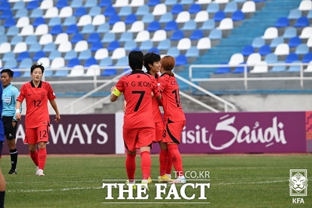 김신지(가운데)가 세 번째 골을 터뜨린 후 선수들과 기뻐하고 있다./타슈켄트=KFA