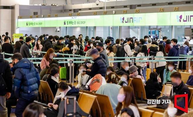 인천국제공항 제1여객터미널에서 출국을 앞둔 여행객들로 붐비고 있다. 사진은 기사의 특정 내용과 관련 없음. [사진=강진형 기자aymsdream@]