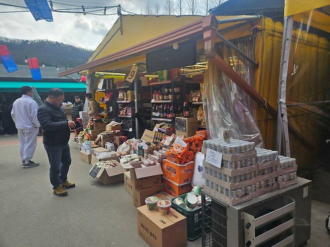 지난 2일 생활용품 경매장 앞에는 낚싯대, 캠핑 용품, 초코바 등을 파는 노점들도 운영되고 있다./김도연 기자
