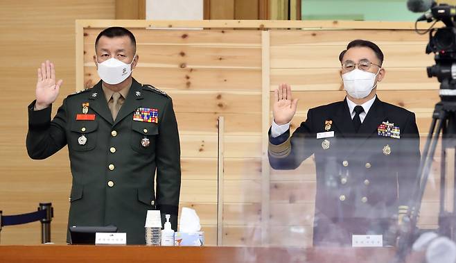 국방부가 간부와 병사의 두발 규정을 통일하는 방안을 추진하고 있다. 김태성(왼쪽) 해병대사령관의 두발이 일선 해병대만큼 짧다. /뉴시스