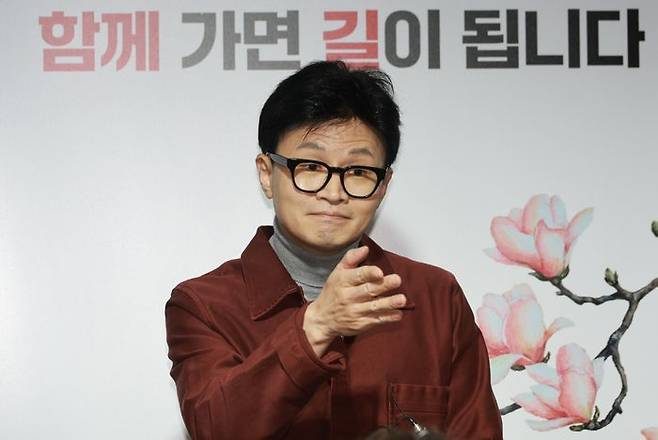 국민의힘 한동훈 비상대책위원장이 7일 오전 서울 여의도 국민의힘 당사로 출근하며 취재진의 질문에 답하고 있다. ⓒ연합뉴스