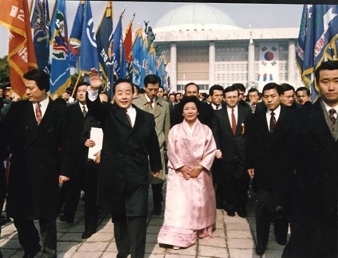 김영삼 전 대통령과 배우자인 영부인 손명순 여사가 지난 1993년 2월 국회 경내에서 열린 대통령 취임식 직후 참석자들과 함께 행진하고 있다. ⓒ연합뉴스