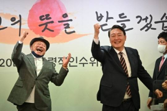 윤석열 대통령과 가수 김흥국씨가 함께 '어퍼컷 세리머니'를 선보이고 있다. <연합뉴스>