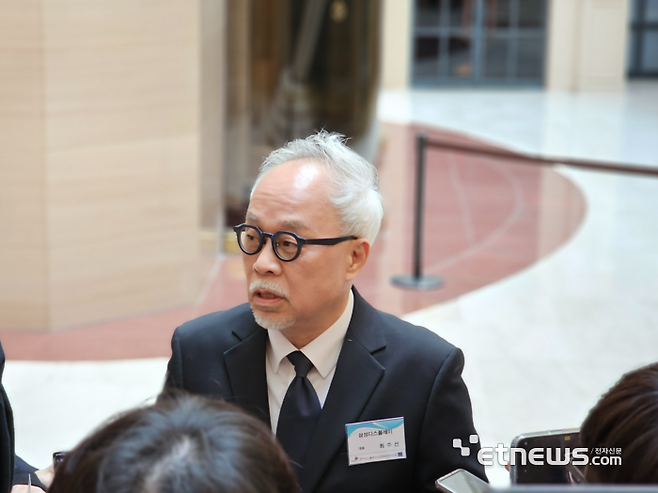 최주선 삼성디스플레이 사장이 7일 서울 송파구 롯데호텔월드에서 열린 한국디스플레이산업협회 정기총회에 앞서 기자들과 만나고 있다.