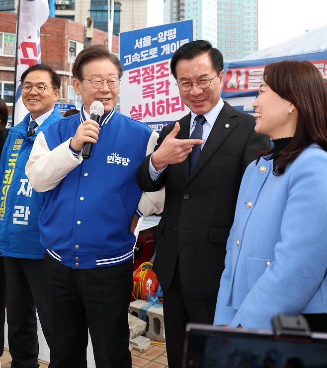 더불어민주당 이재명 대표가 7일 오전 경기도 양평군청 앞에 마련된 서울·양평 고속도로 국정농단 진상규명 촉구 농성장에서 기자회견을 하고 있다.