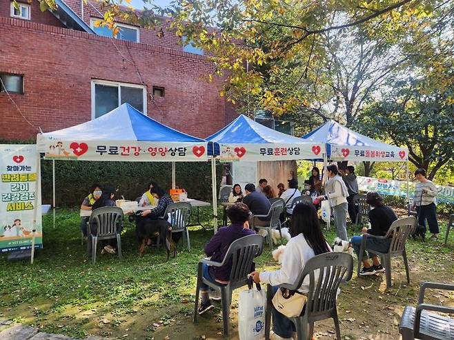 과천시가 지난해 10월 실시한 '찾아가는 반려동물 간이 건강검진 사업'. 과천시 제공