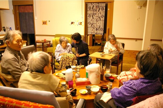 인지저하가 있는 노인이라도 돌아다닐 수 있는 일본 노인요양시설 ‘요리아이의 숲’. 노인들이 둥그렇게 모여앉아 식판이 아닌 그릇에 담긴 음식을 먹고 있다. 무라세 다카오 제공