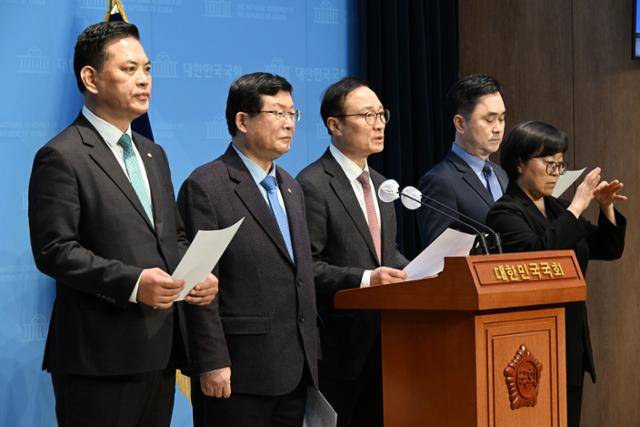 더불어민주당 탈당파인 박영순(왼쪽부터), 설훈, 홍영표, 김종민 의원이 7일 국회 소통관에서 민주연대 추진 기자회견을 하고 있다. 고영권 기자