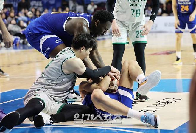 2023-2024 프로농구 서울삼성와 원주DB의 경기가 7일 오후 서울 잠실실내체육관에서 열렸다. 이원석이 코번과 김종규 사이에서 공을 안고 넘어지고 있다. 잠실=김민규 기자 mgkim1@edaily.co.kr /2024.03.07/