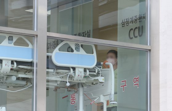 정부의 의대 정원 증원 정책에 반발한 전공의들이 집단 행동을 이어가고 있는 25일 오전 한 의료인이 서울 시내 한 대형병원 중환자실에서 나오고 있다. 연합뉴스