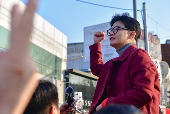 한동훈 국민의힘 비상대책위원장이 7일 경기도 수원시 영동남문시장에서 시민들을 향해 인사하고 있다. (공동취재) 2024.3.7/뉴스1