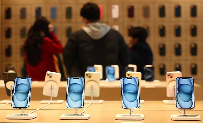 경기도 하남시 스타필드 하남에 새롭게 오픈한 ‘애플 하남’을 찾은 고객들이 제품을 살펴보고 있다. 사진=뉴스1