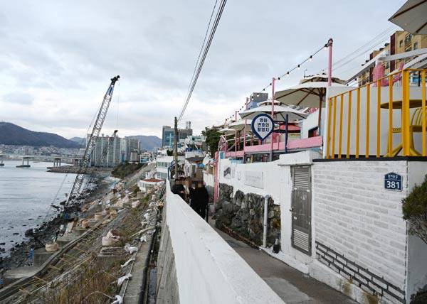 카페로 바뀐 흰여울 마을의 영화 ‘변호인’ 촬영지.