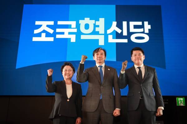 조국 조국혁신당 대표가 6일 서울 동작구 아트나인에서 열린 인재 영입식에서 김선민(왼쪽) 전 건강보험심사평가원장, 김준형 전 국립외교원장과 기념촬영을 하고 있다. 연합뉴스