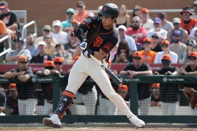 이정후가 지난 27일(현지시간) 샌프란시스코 자이언츠와 시애틀 매리너스와의 시범경기에서 안타를 치고 있다. AP연합뉴스