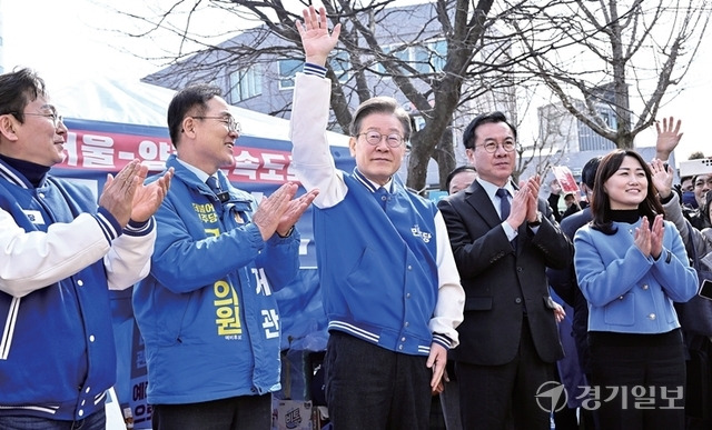 제22대 국회의원선거를 앞두고 국민의힘 한동훈 비상대책위원장과 더불어민주당 이재명 대표가 최대 격전지인 경기도를 찾아 지지를 호소했다. 사진은 7일 이재명 대표가 양평군청 앞에서 예비후보와 함께 유권자들에게 인사하고 있다. 홍기웅기자