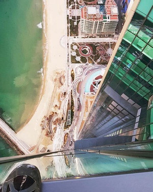 2019년 러시아인 A 씨가 엘시티 옥상에서 베이스점프하기 직전 해운대 바닷가를 내려다보며 찍은 사진을 자신의 SNS에 공개했다. [SNS 캡처]