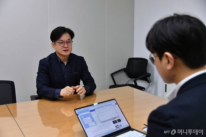 7일 오전 김포시청 2층 소회의실에서 기자와 대화 중인 김병수 김포시장.