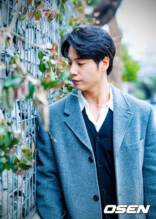 [OSEN=민경훈 기자]배우 나현우가 카메라 앞에서 포즈를 취하고 있다. 2024.03.06 / rumi@osen.co.kr