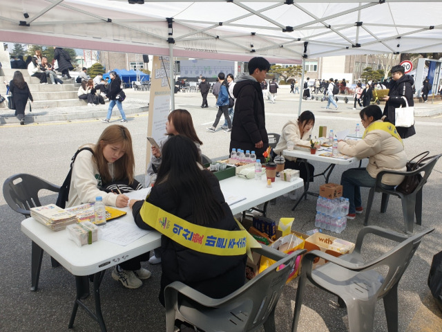 ▲익산시가 대학 신입생을 대상으로 익산시민 혜택을 홍보하는 데 총력을 기울이고 있다. ⓒ익산시