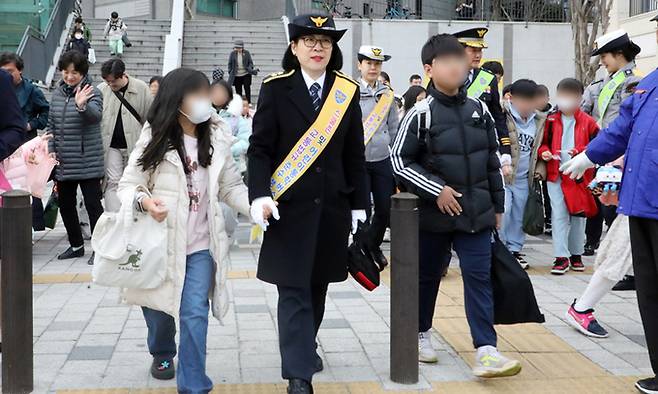 7일 아침 전주 효자동 효천초등교 정문 앞에서 교통안전 캠페인에 나선 임병숙 전북경찰청장이 한 어린이의 손을 잡고 안전한 둥교를 돕고 있다. 전북경찰청 제공