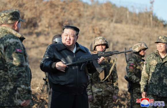 김정은 북한 국무위원장이 군 훈련장을 찾아 실전적 훈련과 전쟁 준비 강화를 당부했다. 김정은 위원장은 지난 6일 북한군 서부지구 중요 작전훈련 기지를 방문해 시설을 돌아보고 훈련을 지도했다고 조선중앙통신이 7일 보도했다.2024.3.7 연합뉴스