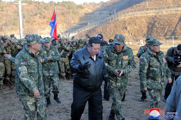 김정은 북한 국무위원장이 군 훈련장을 찾아 실전적 훈련과 전쟁 준비 강화를 당부했다. 김정은 위원장은 지난 6일 북한군 서부지구 중요 작전훈련 기지를 방문해 시설을 돌아보고 훈련을 지도했다고 조선중앙통신이 7일 보도했다.2024.3.7 연합뉴스