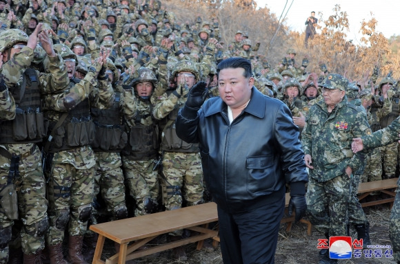 김정은 북한 국무위원장이 군 훈련장을 찾아 실전적 훈련과 전쟁 준비 강화를 당부했다. 김정은 위원장은 지난 6일 북한군 서부지구 중요 작전훈련 기지를 방문해 시설을 돌아보고 훈련을 지도했다고 조선중앙통신이 7일 보도했다.2024.3.7 연합뉴스