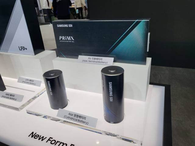 삼성SDI가 6일 서울 강남구 코엑스에서 열린 인터배터리2024에서 차세대 원통형 배터리로 꼽히는 '46파이' 배터리 모형을 공개했다. 사진=노해철 기자