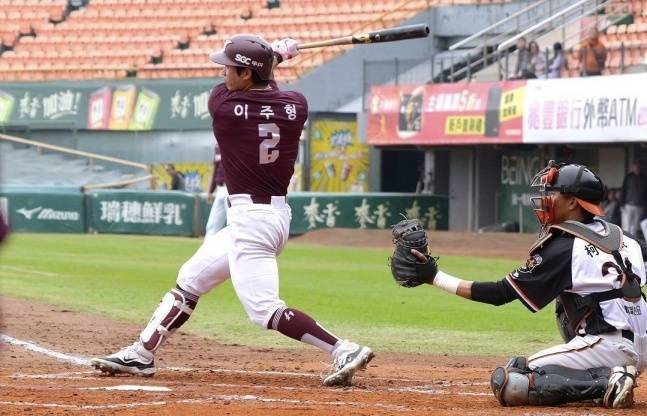 키움 이주형(왼쪽)이 대만프로야구팀과 연습경기에서 안타를 치고 있다. /사진=키움 히어로즈