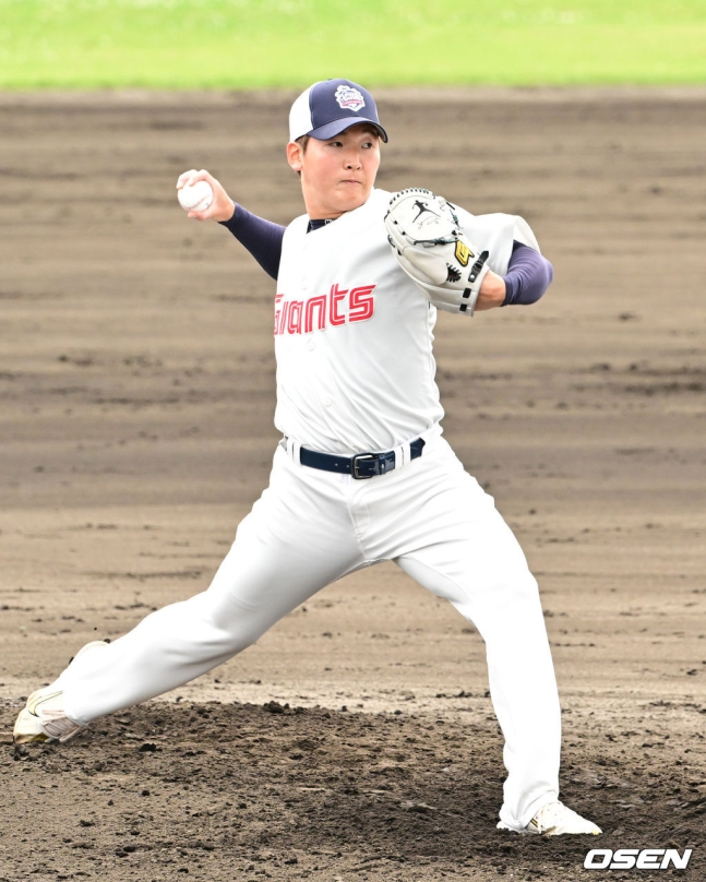 롯데 최준용이 지난 3일 일본 오키나와현 구시카와 야구장에서 열린 KIA 타이거즈와 연습경기에서 5회 초 투구하고 있다.