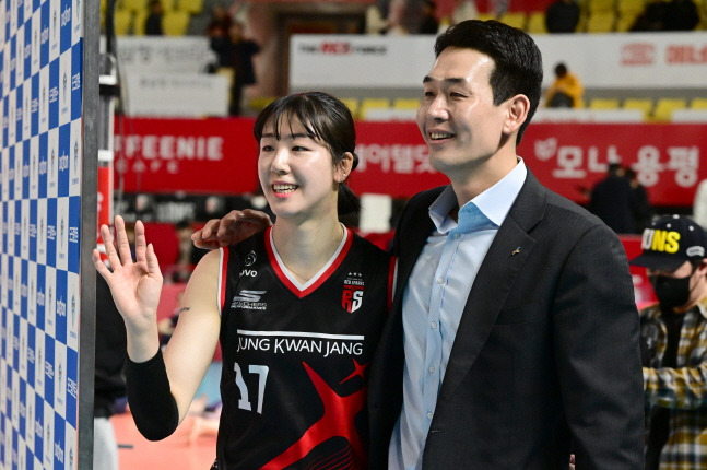 정관장 정호영(왼쪽)과 고희진 감독이 7일 GS칼텍스전 승리 후 어깨 동무를 하고 웃고 있다. /사진=KOVO