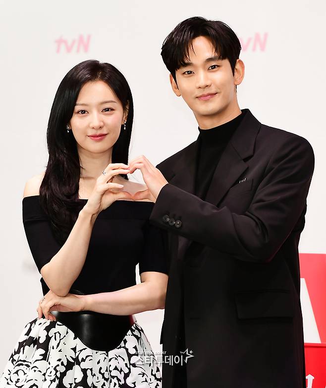 배우 김지원(왼쪽)과 김수현. <강영국 기자>