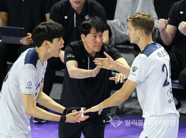 우리카드 신영철감독이 공격을 성공시킨 아르템을 격려하는 모습.