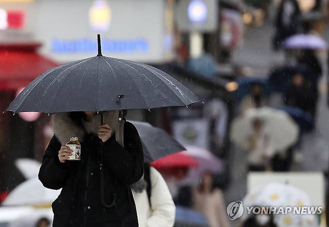 작년 12월 15일 오전 서울 이화여자대학교에서 학생들이 우산을 쓴 채 길을 걷고 있다. [연합뉴스 자료사진]