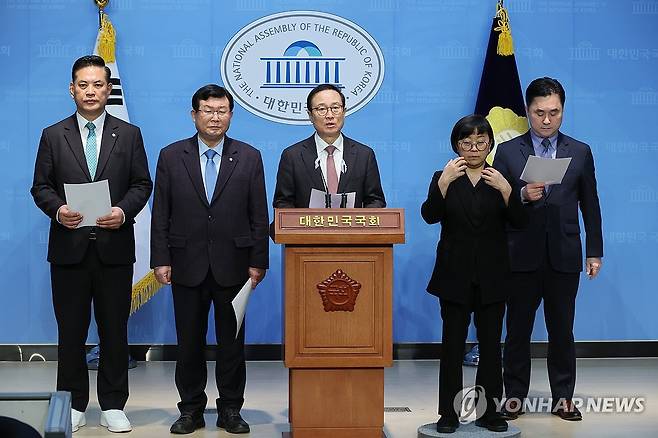 민주 탈당파, 민주연대 추진 (서울=연합뉴스) 이정훈 기자 = 더불어민주당 탈당파인 박영순, 설훈, 홍영표 의원과 새로운미래 김종민 공동대표가 7일 국회 소통관에서 민주연대 추진을 위한 기자회견을 하고 있다. 2024.3.7 uwg806@yna.co.kr