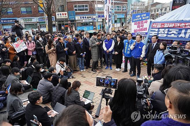 기자회견 연 이재명 대표 (양평=연합뉴스) 한종찬 기자 = 더불어민주당 이재명 대표가 7일 오전 경기도 양평군청 앞에 마련된 서울·양평 고속도로 국정농단 진상규명 촉구 농성장에서 기자회견을 하고 있다. 2024.3.7 [공동취재] saba@yna.co.kr