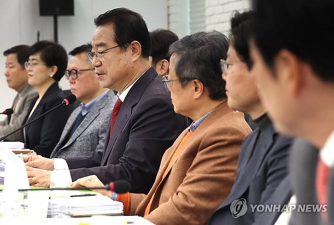 국민의힘, 1차 단수추천 지역 발표 (서울=연합뉴스) 신준희 기자 = 국민의힘 정영환 공천관리위원장이 14일 여의도 당사에서 제22대 총선을 앞두고 1차 단수추천 지역을 발표하고 있다. 2024.2.14 hama@yna.co.kr