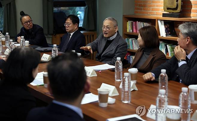 연극계 간담회 참석한 유인촌 장관 (서울=연합뉴스) 유인촌 문화체육관광부 장관이 7일 서울 종로구 예술가의집에서 손정우 사단법인 한국연극협회 이사장을 비롯한 주요 연극 관련 단체 임원진들과 간담회를 하고 있다. 2024.3.7 [문화체육관광부 제공. 재판매 및 DB 금지] photo@yna.co.kr