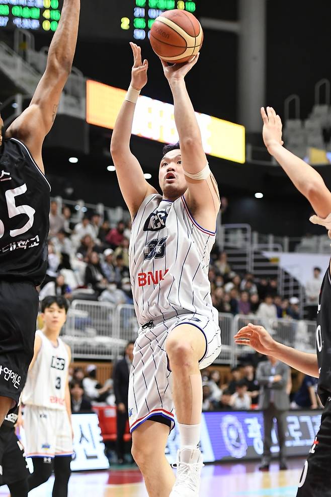 7일 kt 전에서 슛을 시도하는 KCC 이승현 [KBL 제공. 재판매 및 DB 금지]