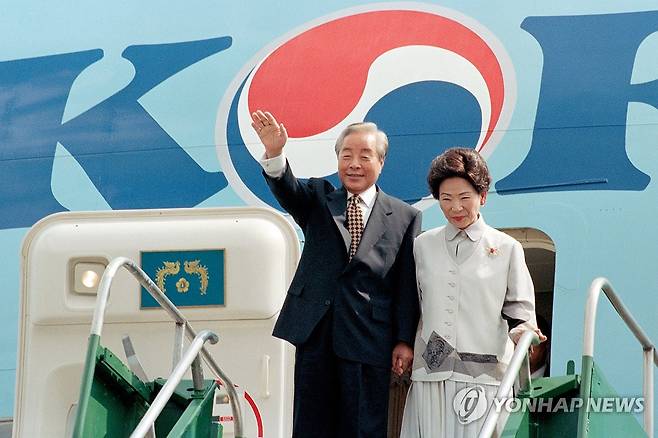 김영삼 전 대통령 부인 손명순 여사 별세 (서울=연합뉴스) 김영삼 전 대통령 부인 손명순 여사가 7일 별세했다. 향년 96세.
    의료계에 따르면 손 여사는 이날 오후 늦게 서울 종로구 서울대병원에서 숙환으로 별세했다.
    사진은 지난 1996년 9월 4일 중남미 5개국 순방에 나선 고 김영삼 전 대통령과 손명순 여사가 첫 방문국인 과테말라 아무로라 국제공항에 도착, 트랩을 내려오기 전 환영객들에게 인사하는 모습. 2024.3.7 [연합뉴스 자료사진] photo@yna.co.kr