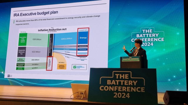 박주현 법무법인 율촌 변호사가 7일 서울 강남구 코엑스에서 열린 더 배터리 콘퍼런스 2024에서 '미국 인플레이션 감축법(IRA) 입법 현황과 대응 전략'에 대해 발표하고 있다. /사진=나원식 기자.