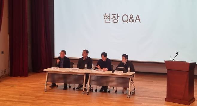 8일 '확률형 아이템 표시의무제도 안내 설명회' 질의응답 현장. 왼쪽부터 게임물관리위원회 김범수 본부장, 김규철 위원장, 문화체육관광부 최원석 사무관, 게임물관리위원회 박우석 팀장.