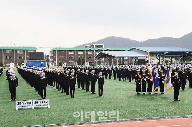 지난 7일 경남 창원시 해군교육사령부에서 해군병 700기 수료식이 진행되고 있다. (사진=해군)